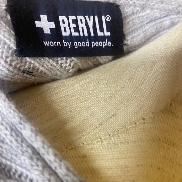 🚫SOLD🚫 NWOT BERYLL 100% Cashmere ribbed poncho One Size - Picture 13 of 13